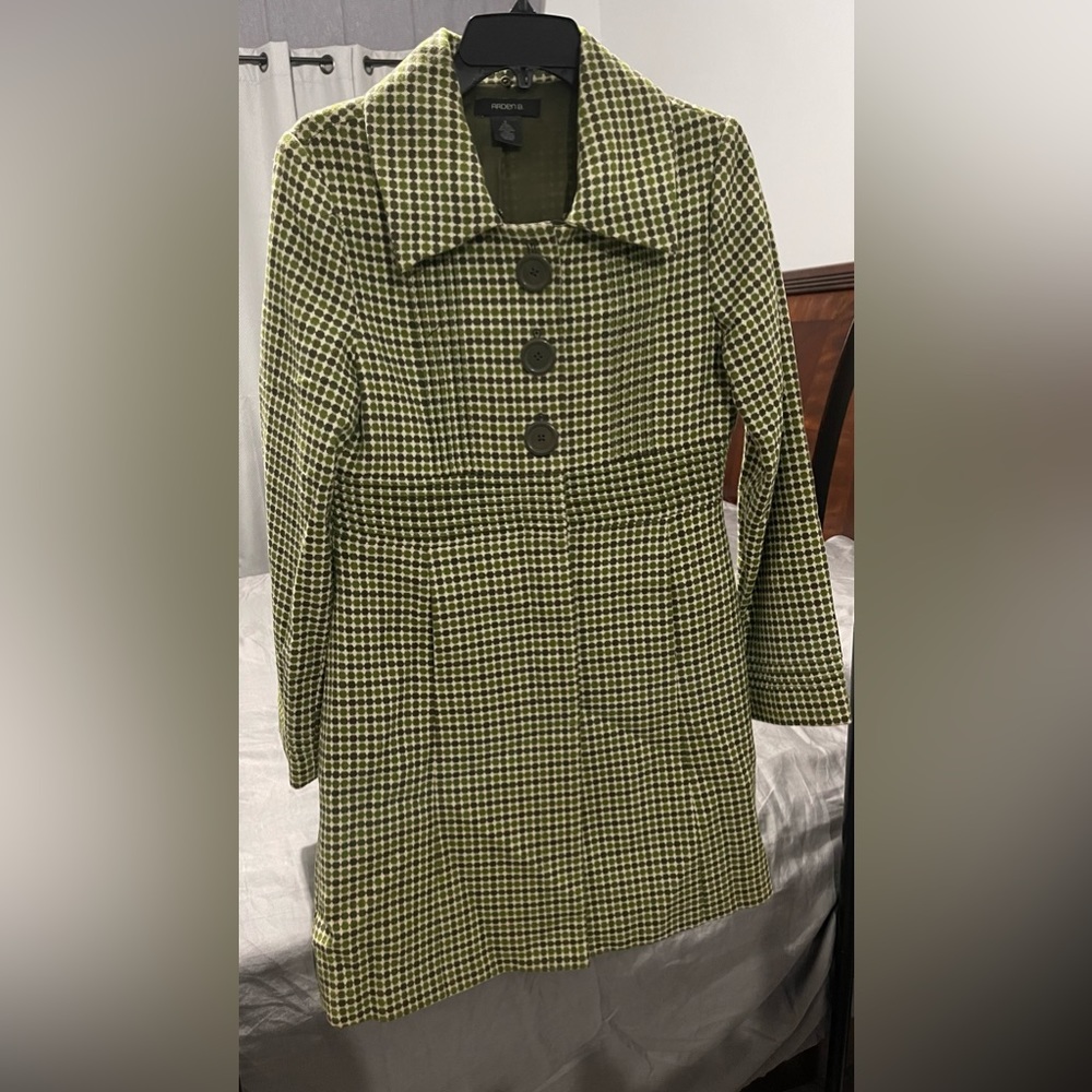 Sophisticated style • single-breasted coat • fashion forward • Polka dot print
